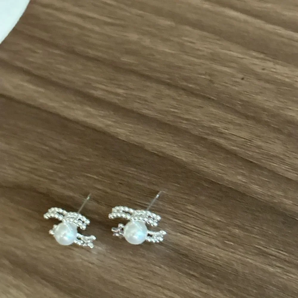 Elegant Silver Pearl Earrings Q580